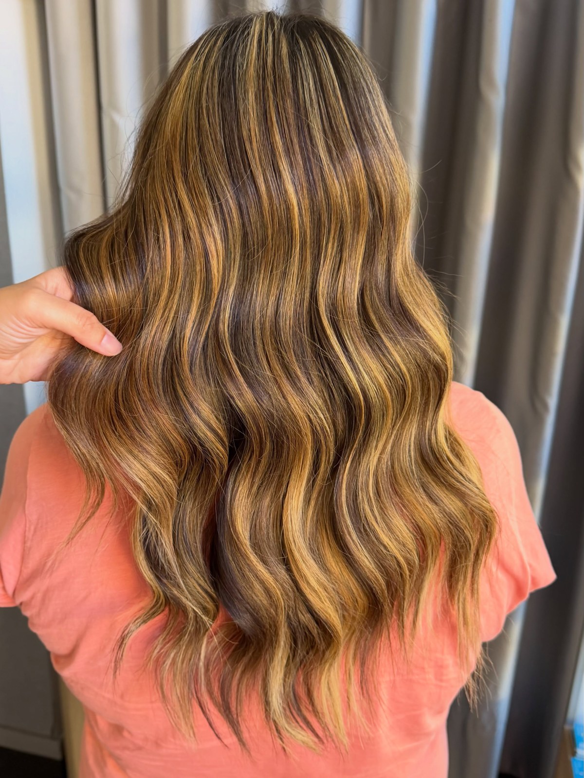 Madeixas douradas em cabelo longo com ondas