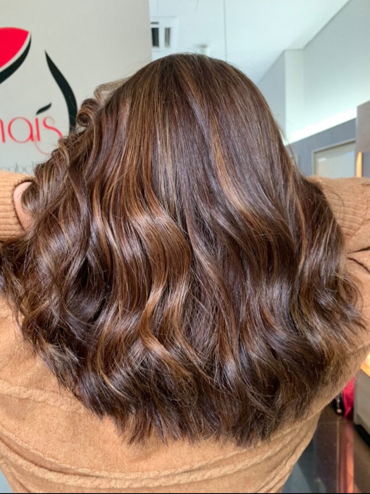 Reflexos naturais em cabelo castanho