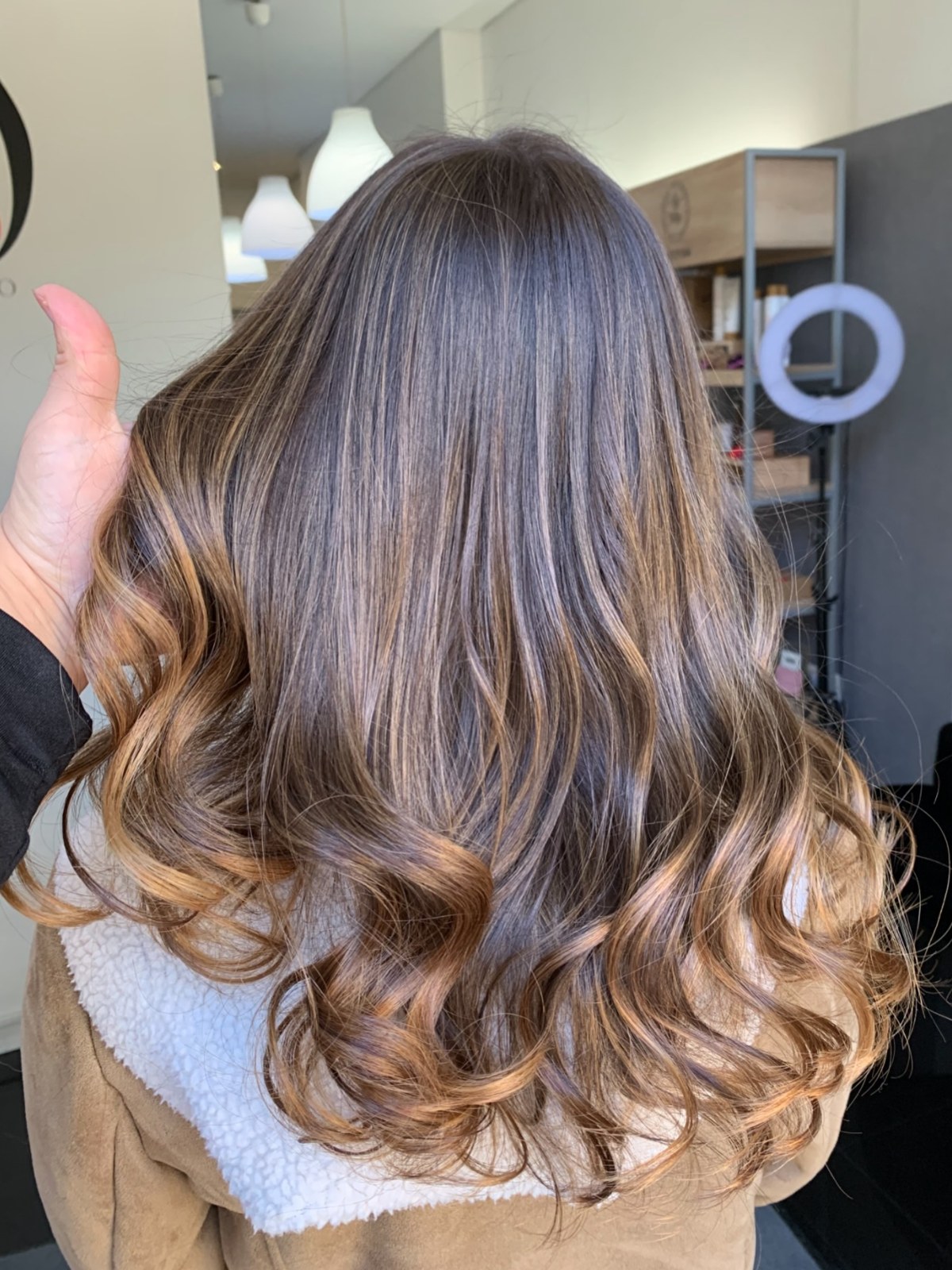 Reflexos e ondas em cabelo cuidado no salão